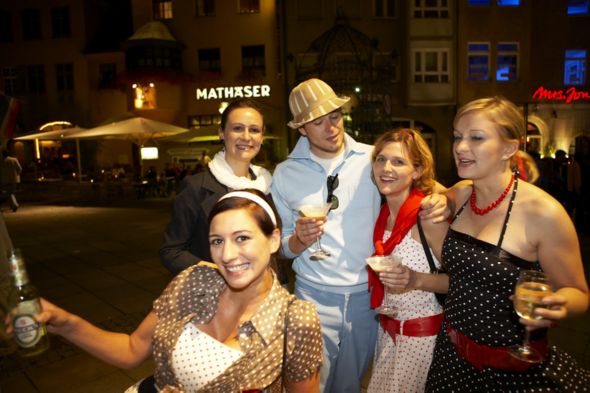 Eva und Bianca feiern mit einer 60-er Jahre Party Ihren Geburtstag im Barista in Stuttgart.