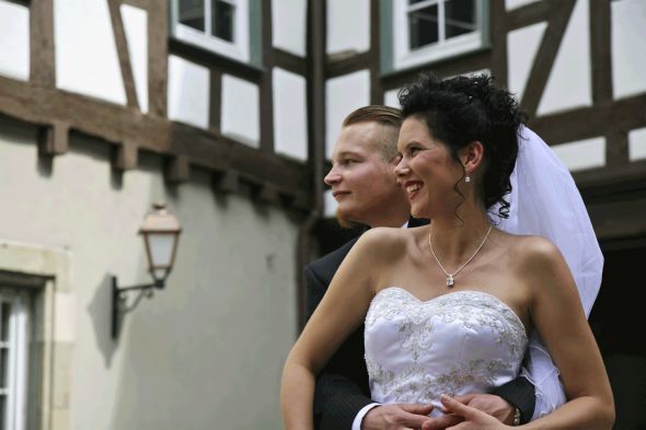 Rouven und Claudi geben sich das Ja-Wort in der Stadtkirche. Danach wird in der Barbara-Künkelin-Halle gefeiert...
