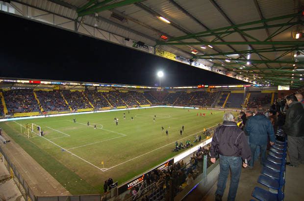 Fr NAC Breda-Twente Enschede 1-0 
Rat Verlegh Stadion Kap 17000 
Sa 17h Racing Waregem-Eendracht Aalst 1-1 
Regenbogenstadion Kap 8500 
Sa 20h KSV Roselare-KRC Genk 0-0 
Stadion Schiervelde Kap 9000 
So 12:30 Uhr Ado Den Haag-FC Den Bosch 
Stadion Den Haag Kap 15000