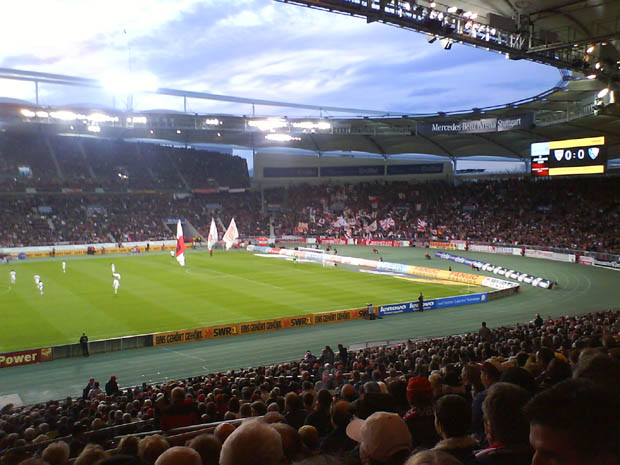 Hier gibts Bilder vom Spiel des VfB gegen Bochum. Nach schwachem Spiel und 2 sp�ten Toren gewinnt der VfB am Ende recht gl�cklich mit 2:0. Danke an Joe f�r die Bilder, die (da mit Handy gemacht) leider nicht ganz scharf sind und viel Spa� damit!