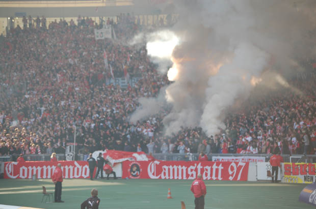Nach der 0:1-Hinspiel-Schlappe gewinnt der VfB Stuttgart zuhause mit 3 zu 1 und macht sich auf den Weg in Richtung UEFA-CUP...