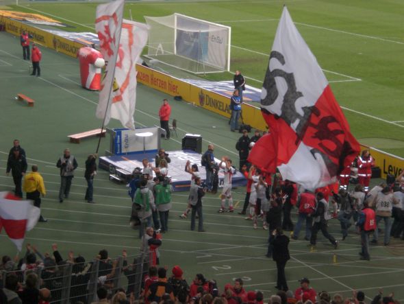 Der VfB Stuttgart gewinnt gegen die Werkself gl�cklich mit 1 zu 0 durch ein Tor von Andi Beck...