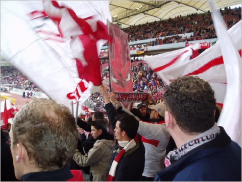 Der VfB Stuttgart gewinnt nach �berzeugendem Auftritt zu Hause mit 3:0 gegen den FC Schalke 04...